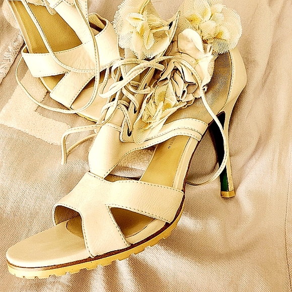 Donald j pliner. White high heels size 9 1/2M - Picture 4 of 11